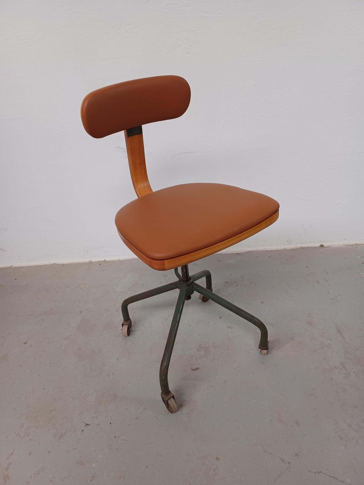 Chaise de bureau / atelier Fritz Hansen restaurée, retapissée en cuir, années 1940 photo vintage