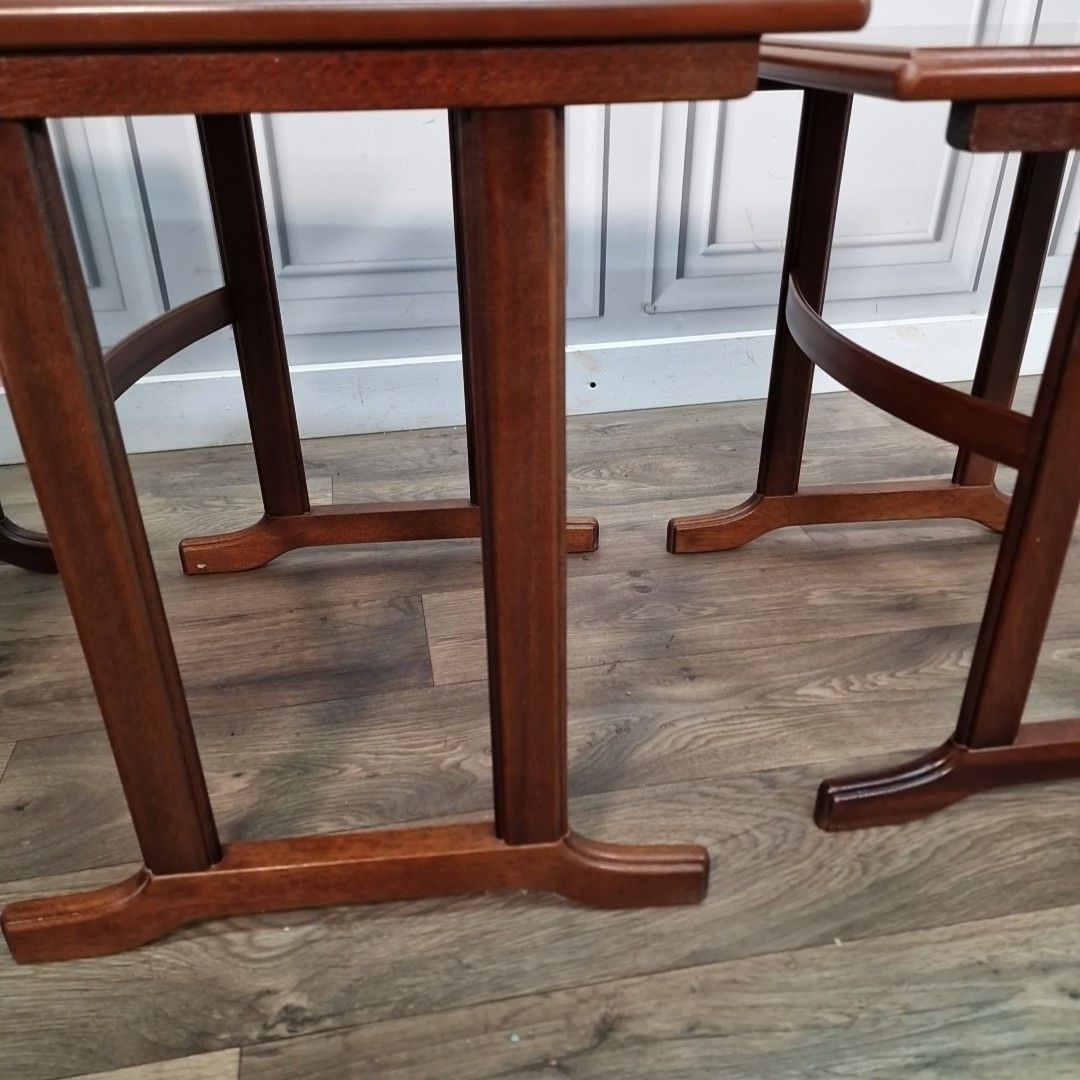 photo furniture Vintage Mahogany Veneer Tables Nest Of 3 – Square Tops – Retro Side Lamp Tables