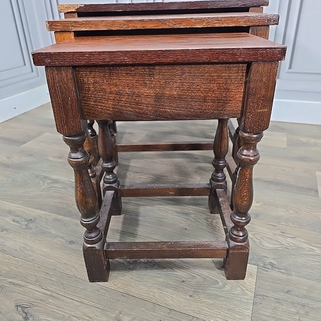 photo vintage Vintage Nest Of Tables 3 Oak Wooden Coffee Side Lamp Turned Wood Retro Nesting