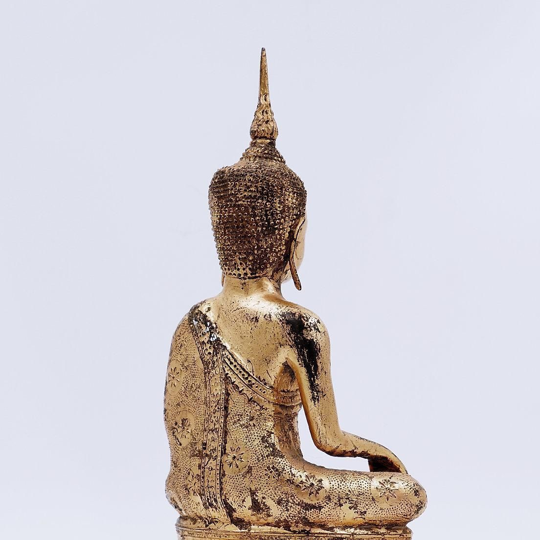 Thai Gilt Bronze Seated Earth Touching Buddha Figure, Late 19th Century photo vinterior