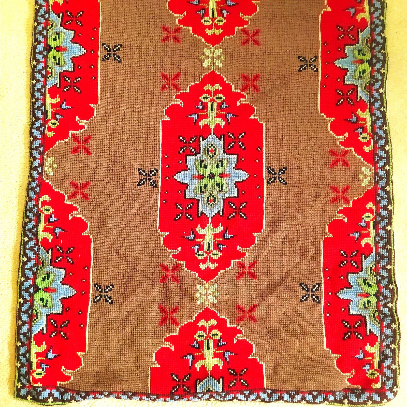 Kilim brodé au point de croix, fait main, années 1960 photo furniture
