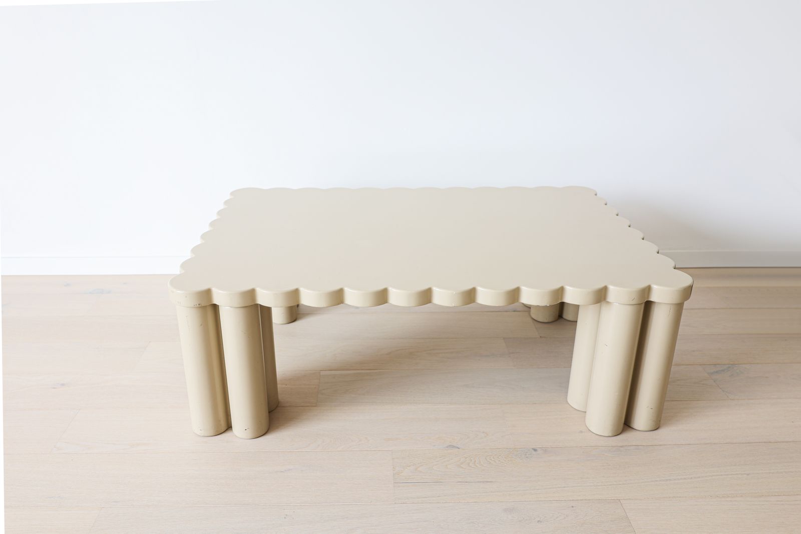 Italiaanse salontafel met geschulpte rand in beige lak, jaren 1980. photo for sale