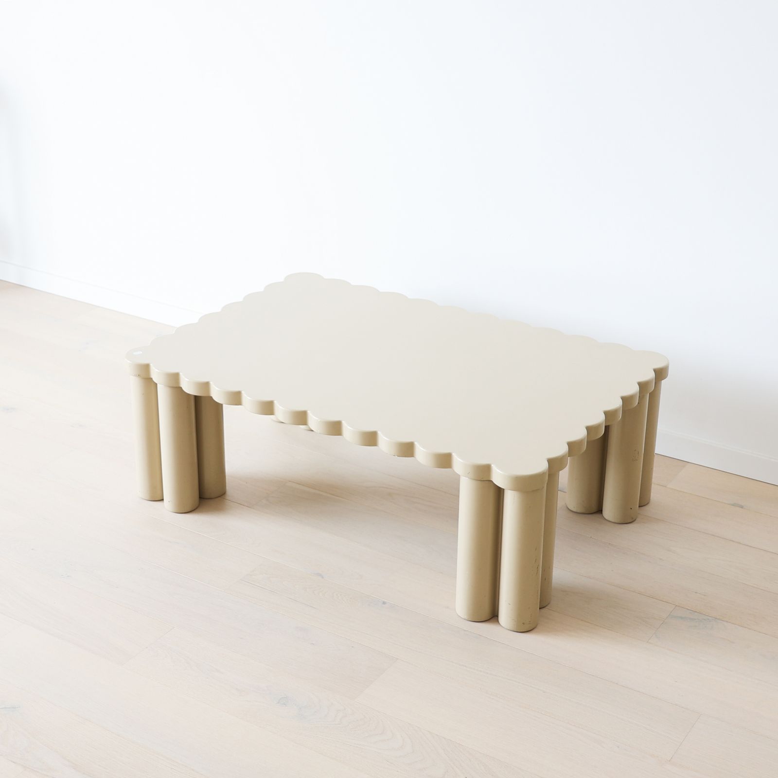 Table basse italienne à contour festonné en laque beige, années 1980. photo Mobilier