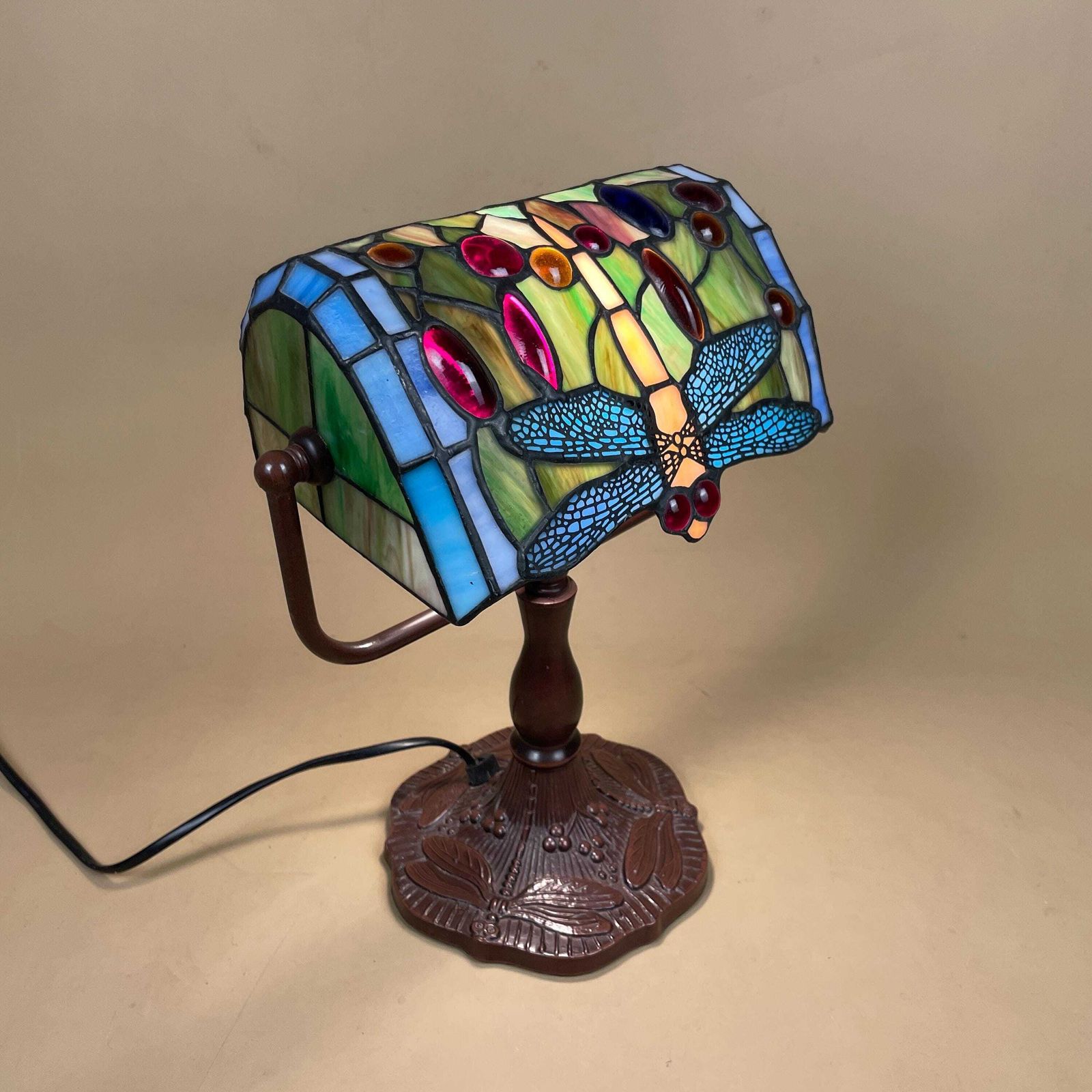 photo vinterior Tiffany Style Lamp Multicoloured Coloured Light Stain Glass Stained Patterned Dragonfly Brown Metal Base Antique Vintage Pattern Banker