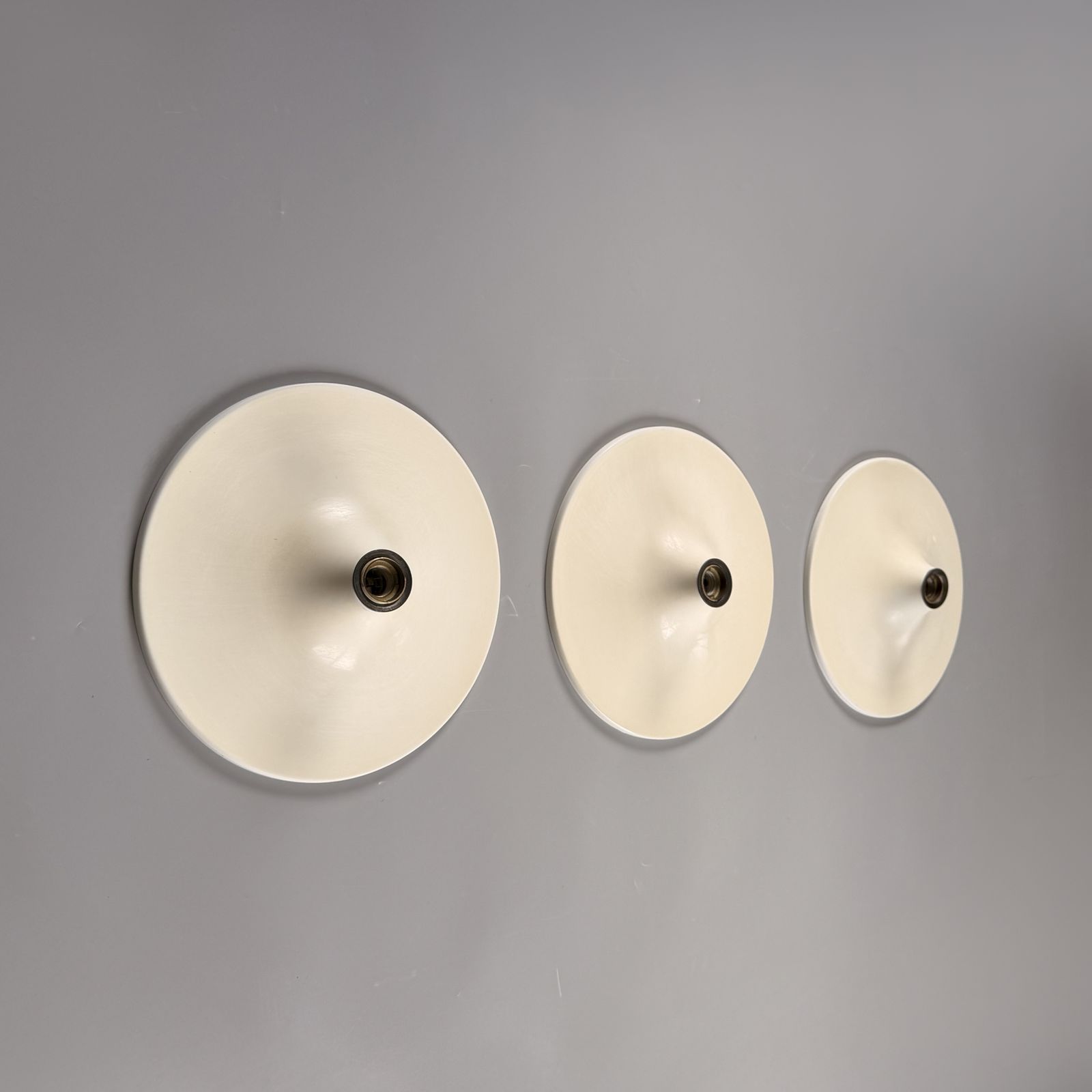 photo furniture Set Van 3 Vintage Schijfwandlampen, 'Charlotte Perriand' Voor 'Les Arcs', Jaren 1970.