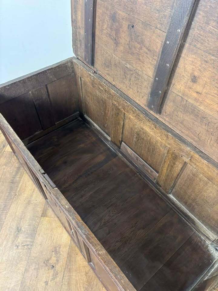 photo vintage Georgian Oak Three Panel Coffer With Initials ‘Mh’