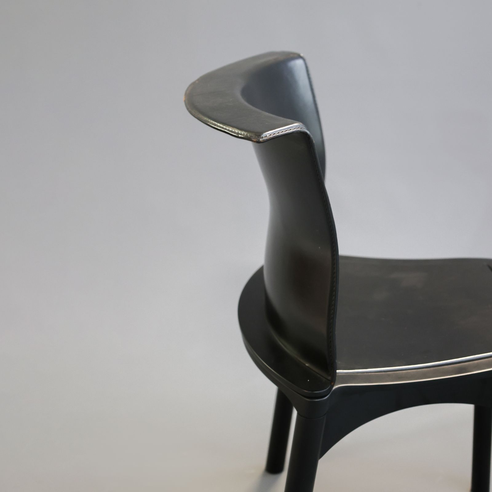 Francesco Binfaré voor Cassina eetkamerstoelen photo furniture
