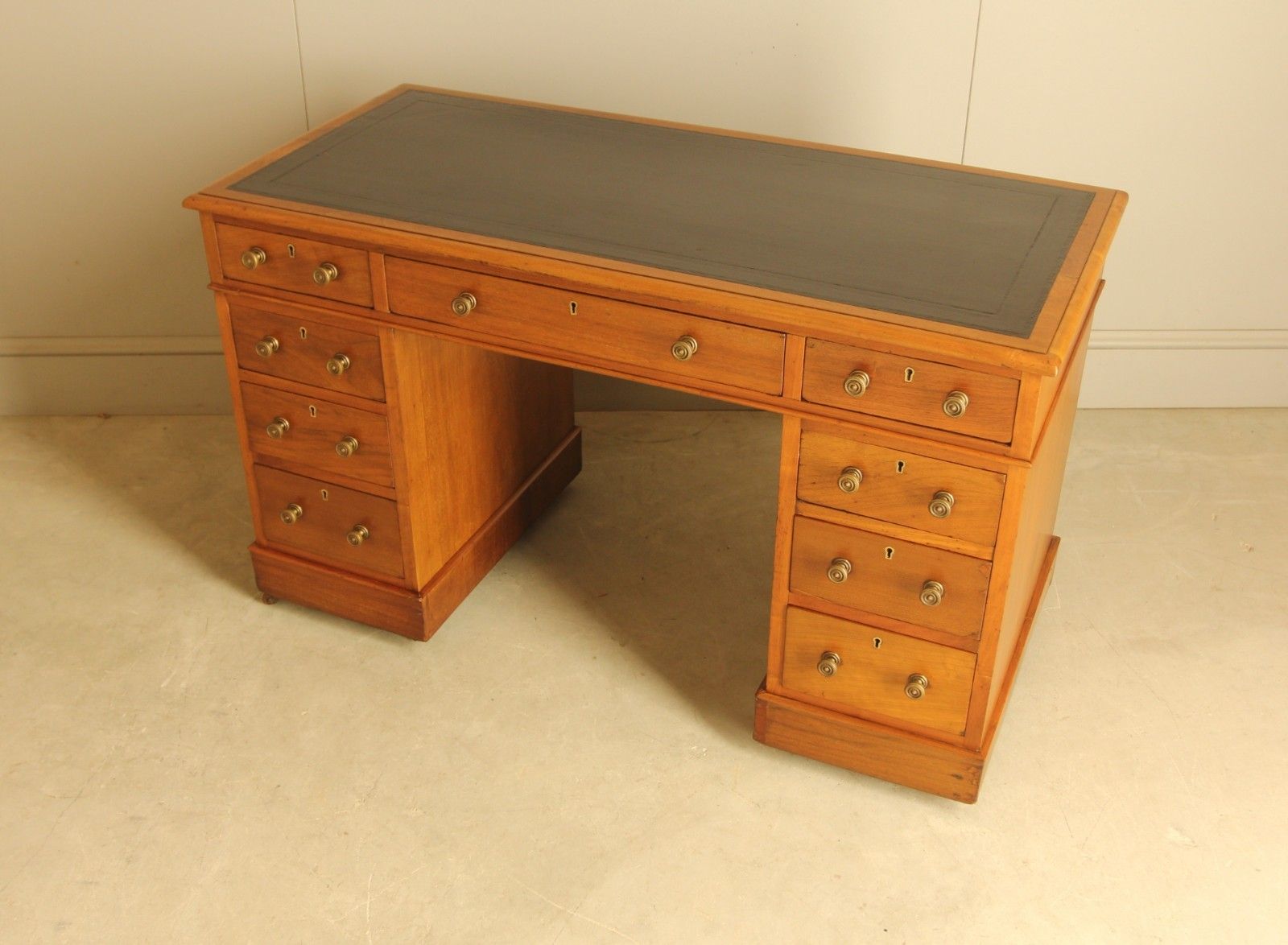 An Elegant Edwardian Walnut Twin‑Pedestal Writing Desk photo Furniture