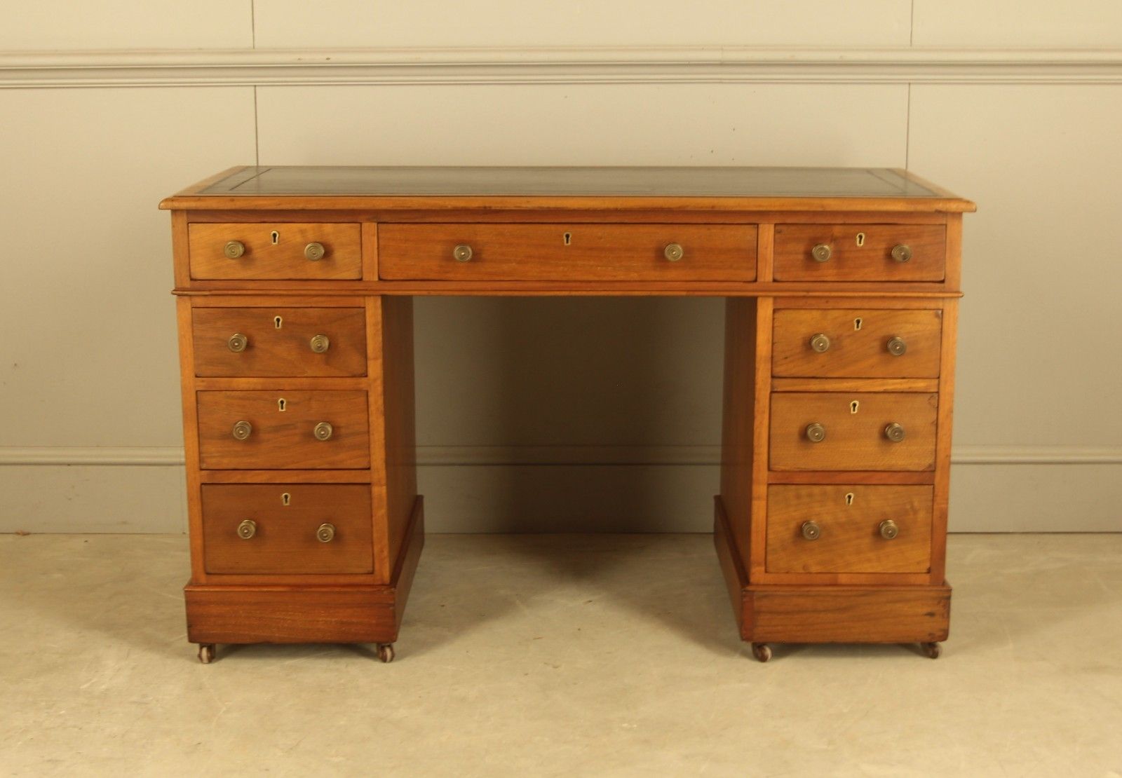 photo furniture An Elegant Edwardian Walnut Twin‑Pedestal Writing Desk