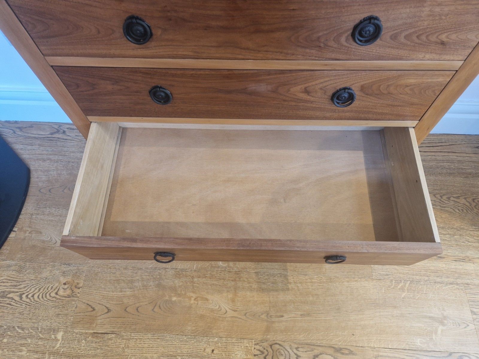 photo vintage Vintage Solid Walnut Chest Of Drawers – 4 Drawers, Restored With Black Handles
