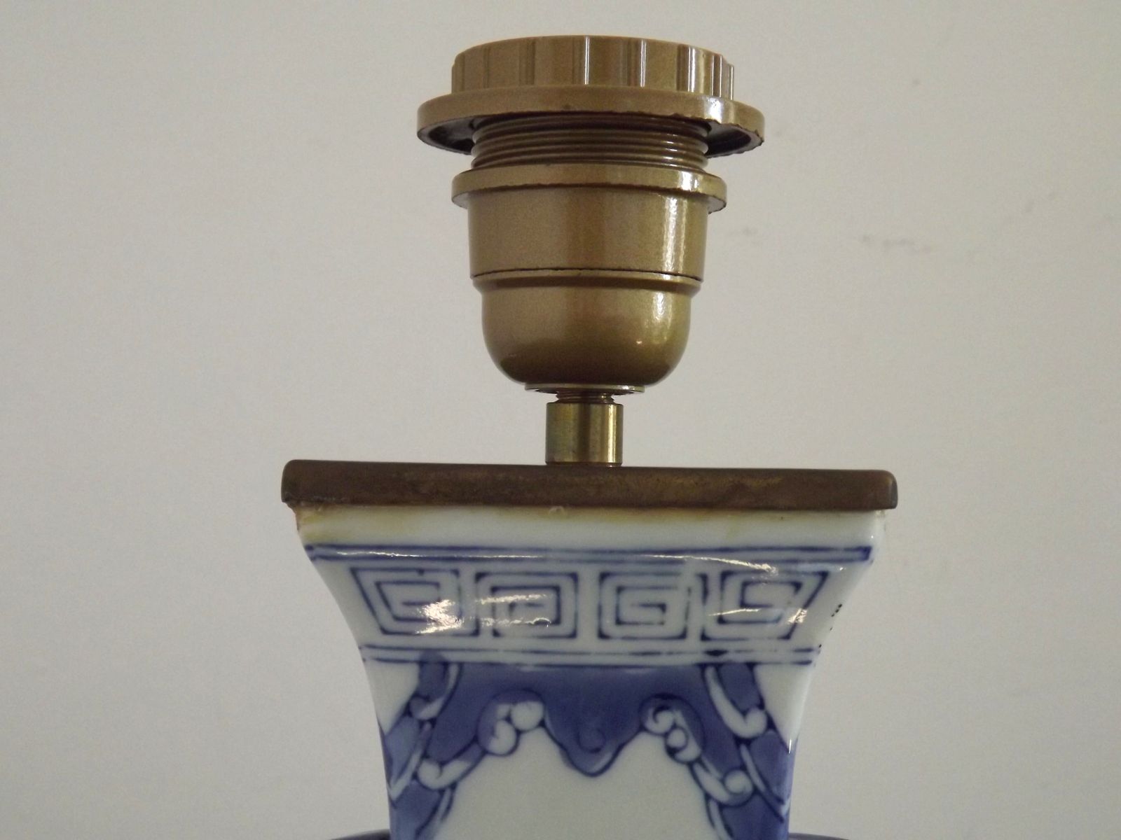 photo furniture Lampe vintage chinoise, grand vase en porcelaine carré, motif grues, anses Foo Lion