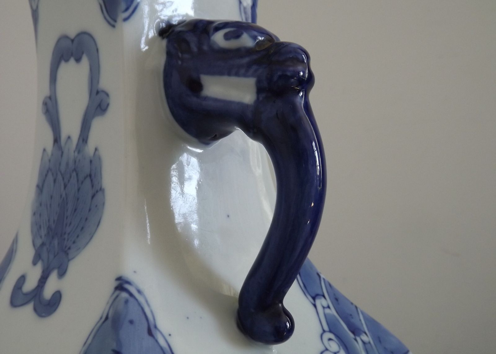 198.0 Lampe vintage chinoise, grand vase en porcelaine carré, motif grues, anses Foo Lion photo