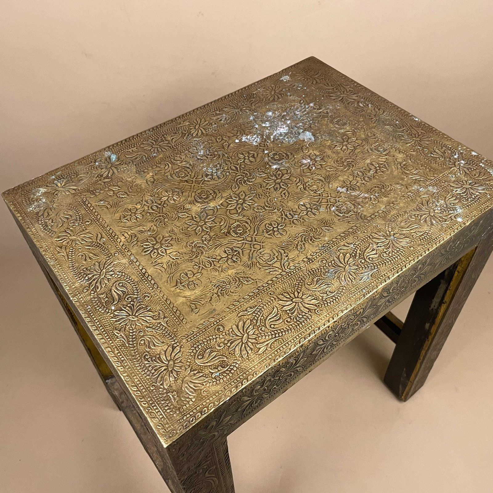 photo furniture Vintage Indian Brass Table Metal Wrapped Wooden Coffee Side Table Display Plant Stand Floral Pattern Etched Brass Accent Table Boho Accent