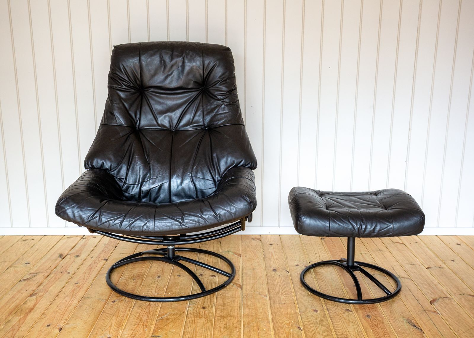 Norwegian Black Leather Lounge Chair & Footstool Set Swivel Reclining Ekornes Stressless 1980s Mid Century Star Wars Darth Vader Ottoma.N Mcm photo vinterior