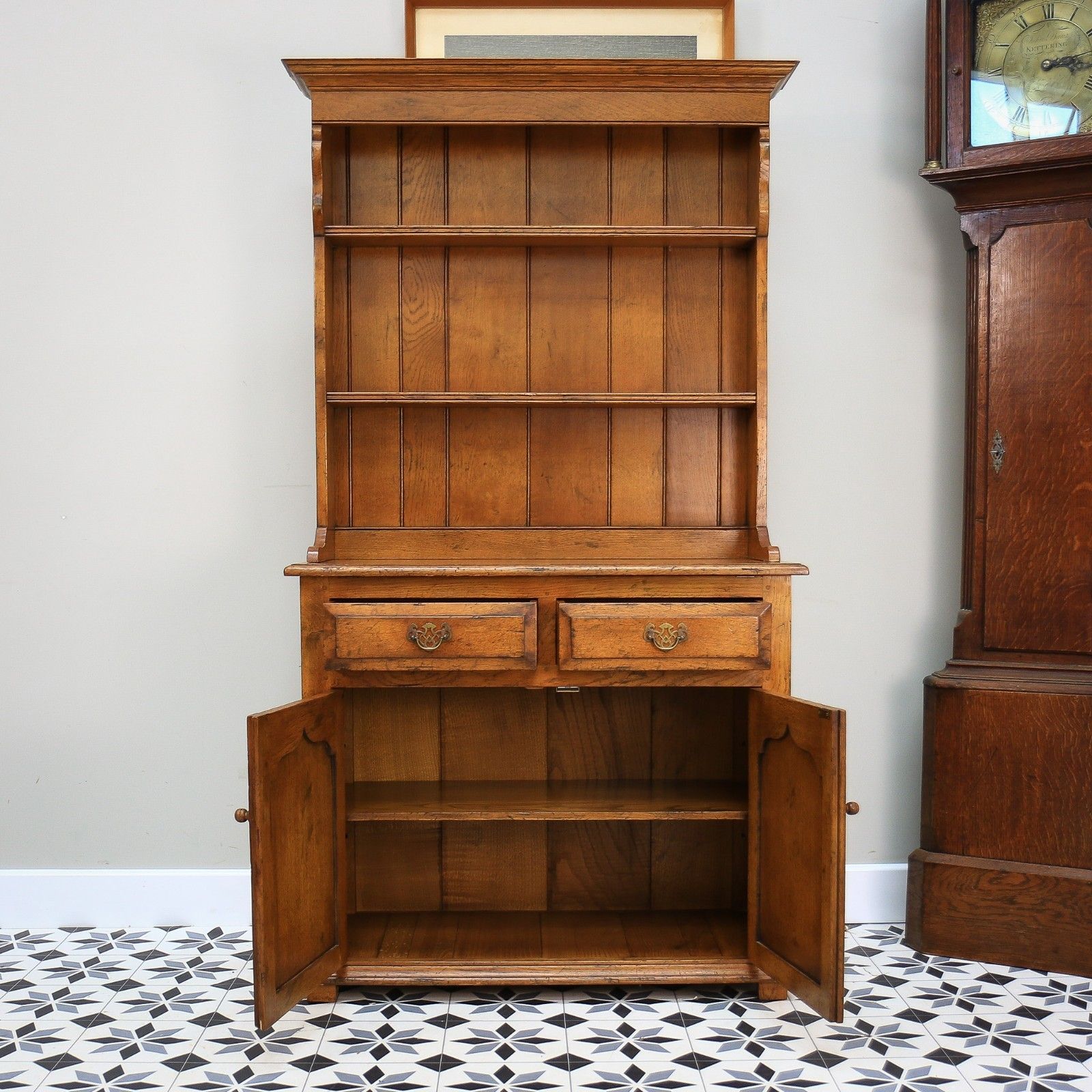 Oak Welsh Dresser In A Titchmarsh And Goodwin Style. photo vintage