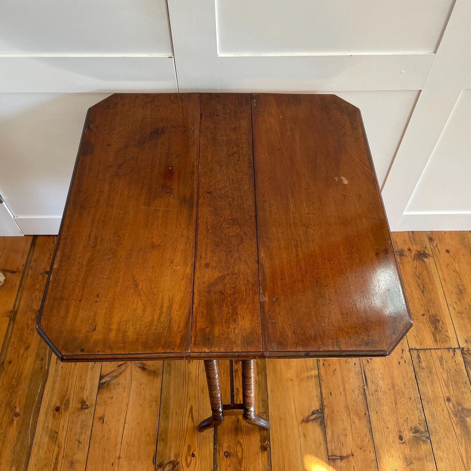photo furniture Antique Gateleg Drop Leaf Table Wooden Turned Legs Side End Table English Vintage Solid Wood Folding Hand Carved Accent
