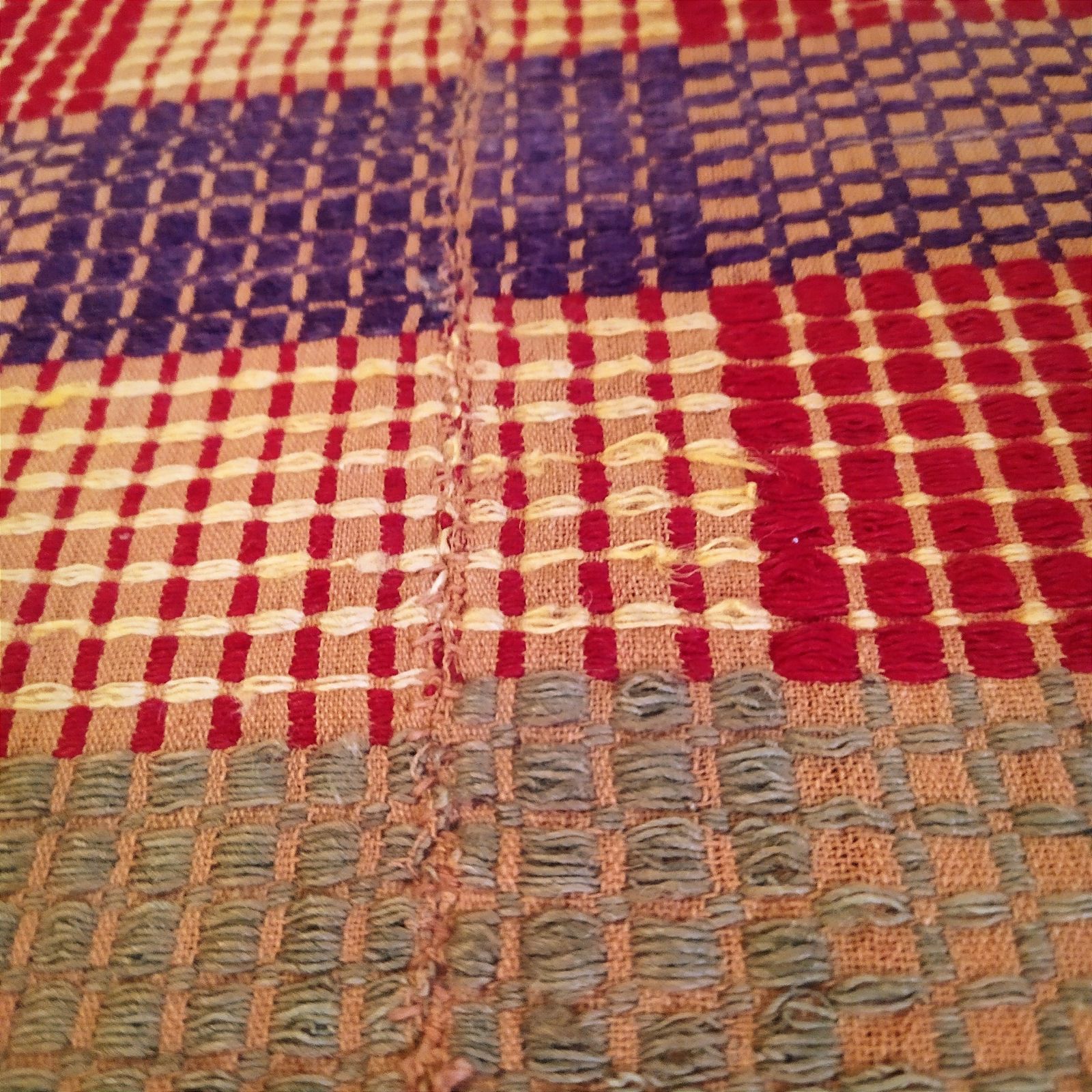 Textile tissé main au métier à tisser, années 1970. photo vinterior