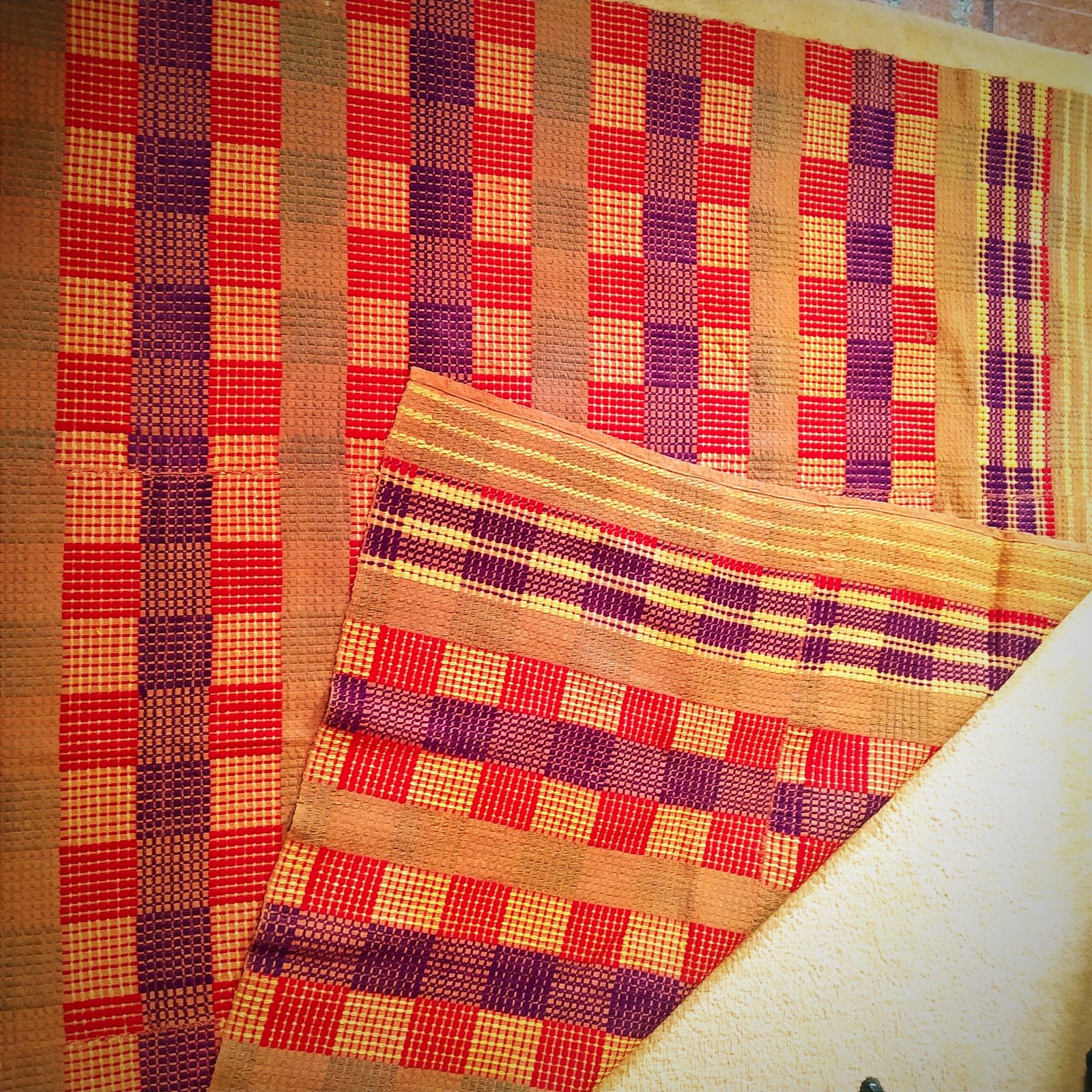 photo vinterior Textile tissé main au métier à tisser, années 1970.