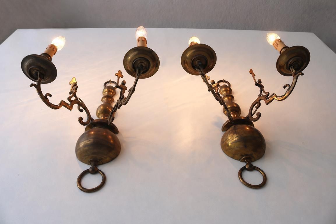 photo furniture Zeldzaam Paar Antieke Messing Wandkandelaars Met Speelse Figuratieve Details – Grote Wandlampen In Franse/Spaanse Stijl Met Rijke Patina, Ca. 1900