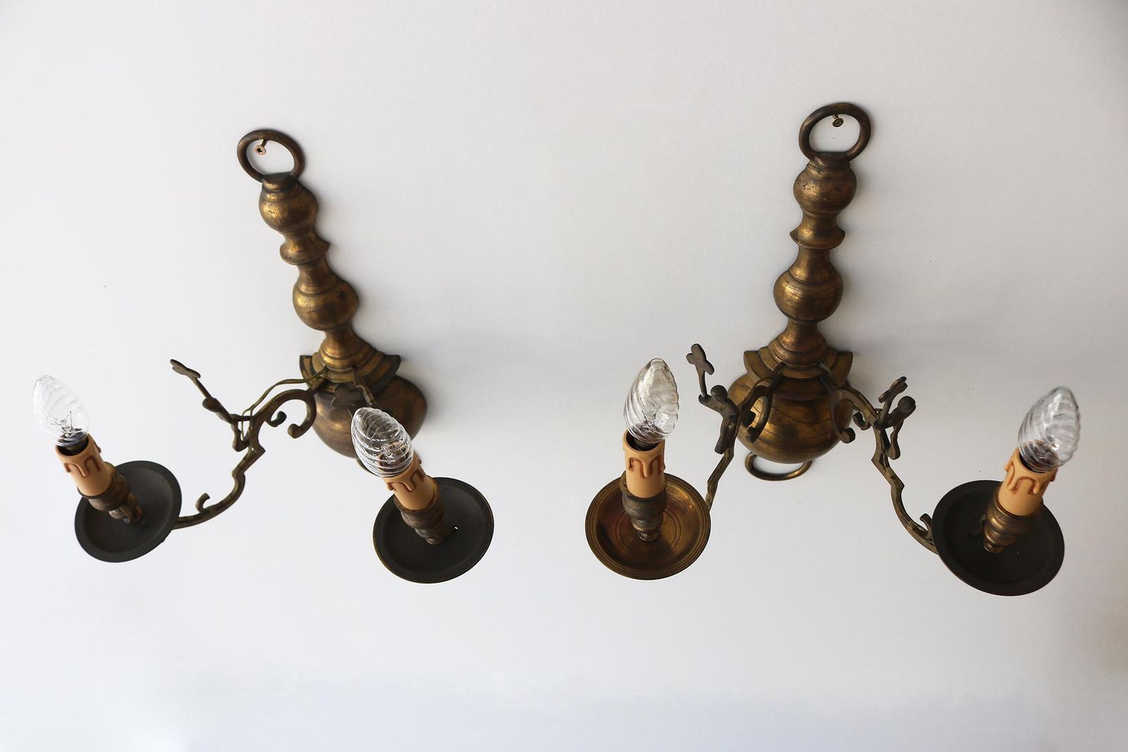 Verlichting Zeldzaam Paar Antieke Messing Wandkandelaars Met Speelse Figuratieve Details – Grote Wandlampen In Franse/Spaanse Stijl Met Rijke Patina, Ca. 1900 photo