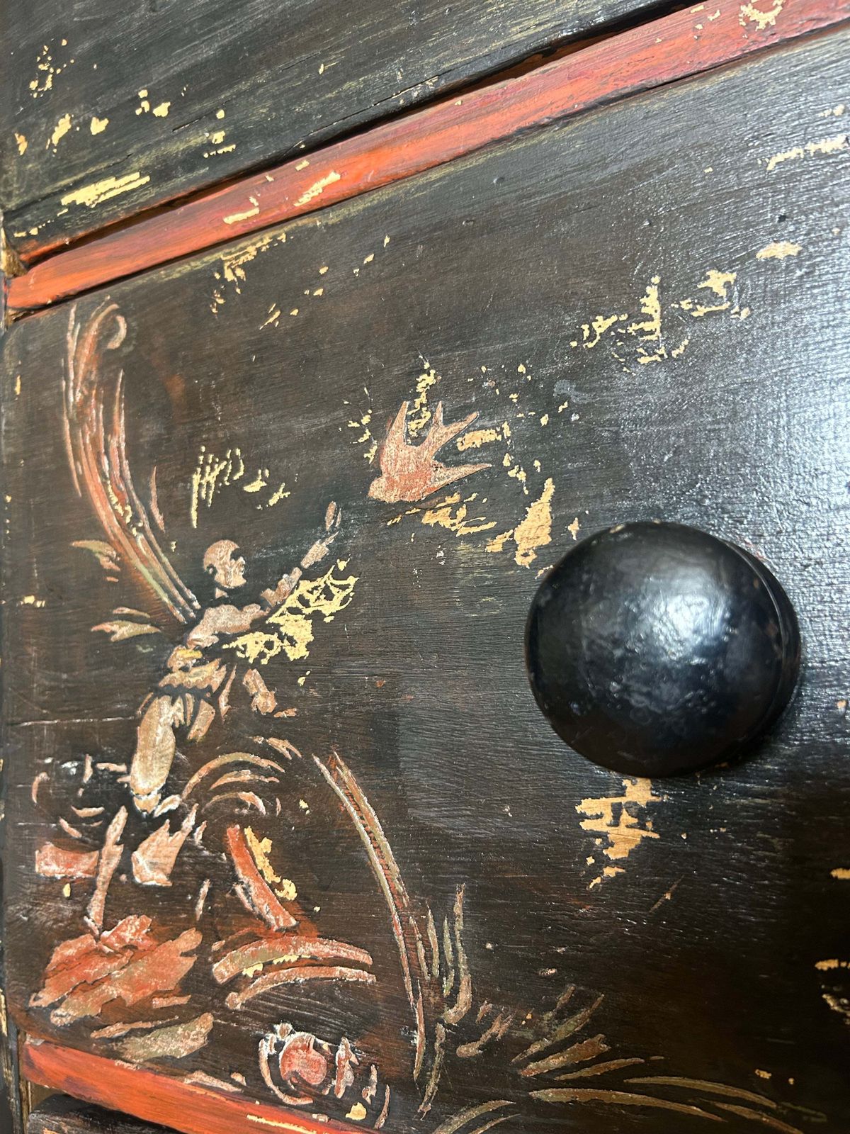 photo vintage Antique Painted Drawers With Chinoiserie