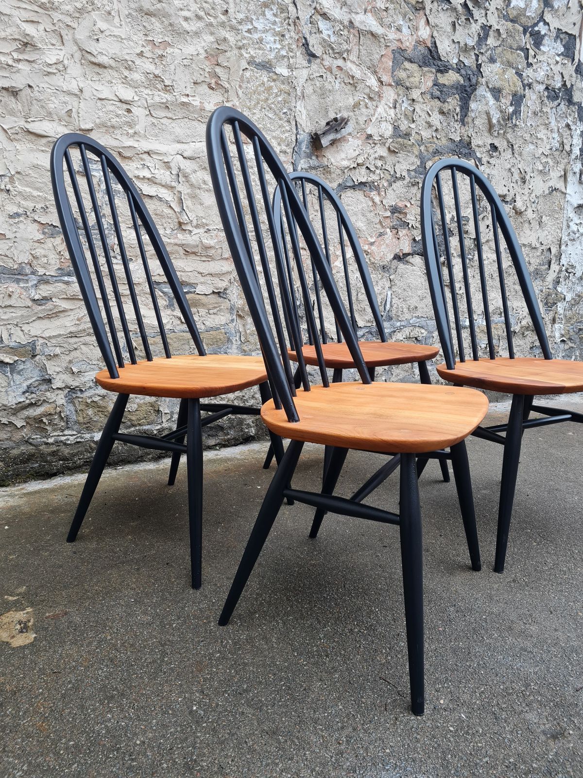 Set Of 4 Ercol Hoop Back 365 Windsor Dining Chairs In Black And Elm photo vinterior