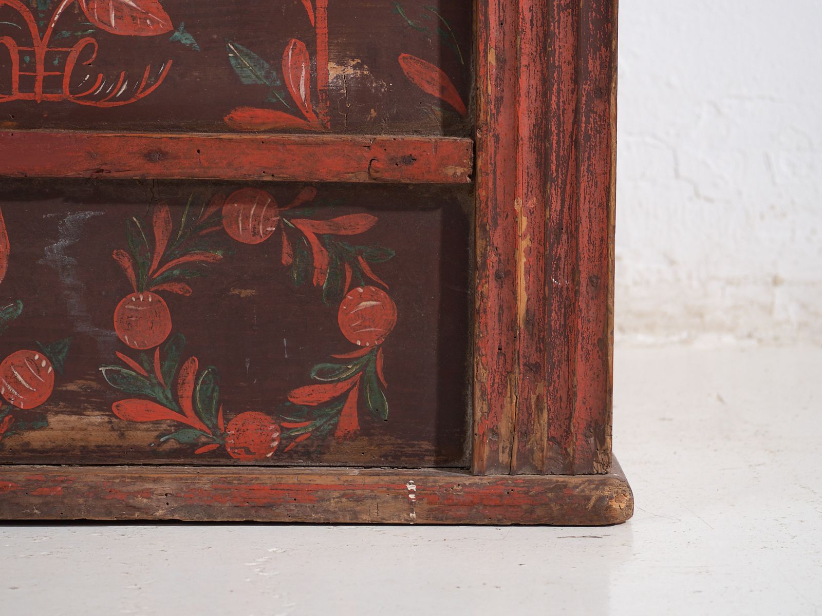 photo furniture Antique Dowry Chest In Pine With Painted Tulips – Central Europe, 1891