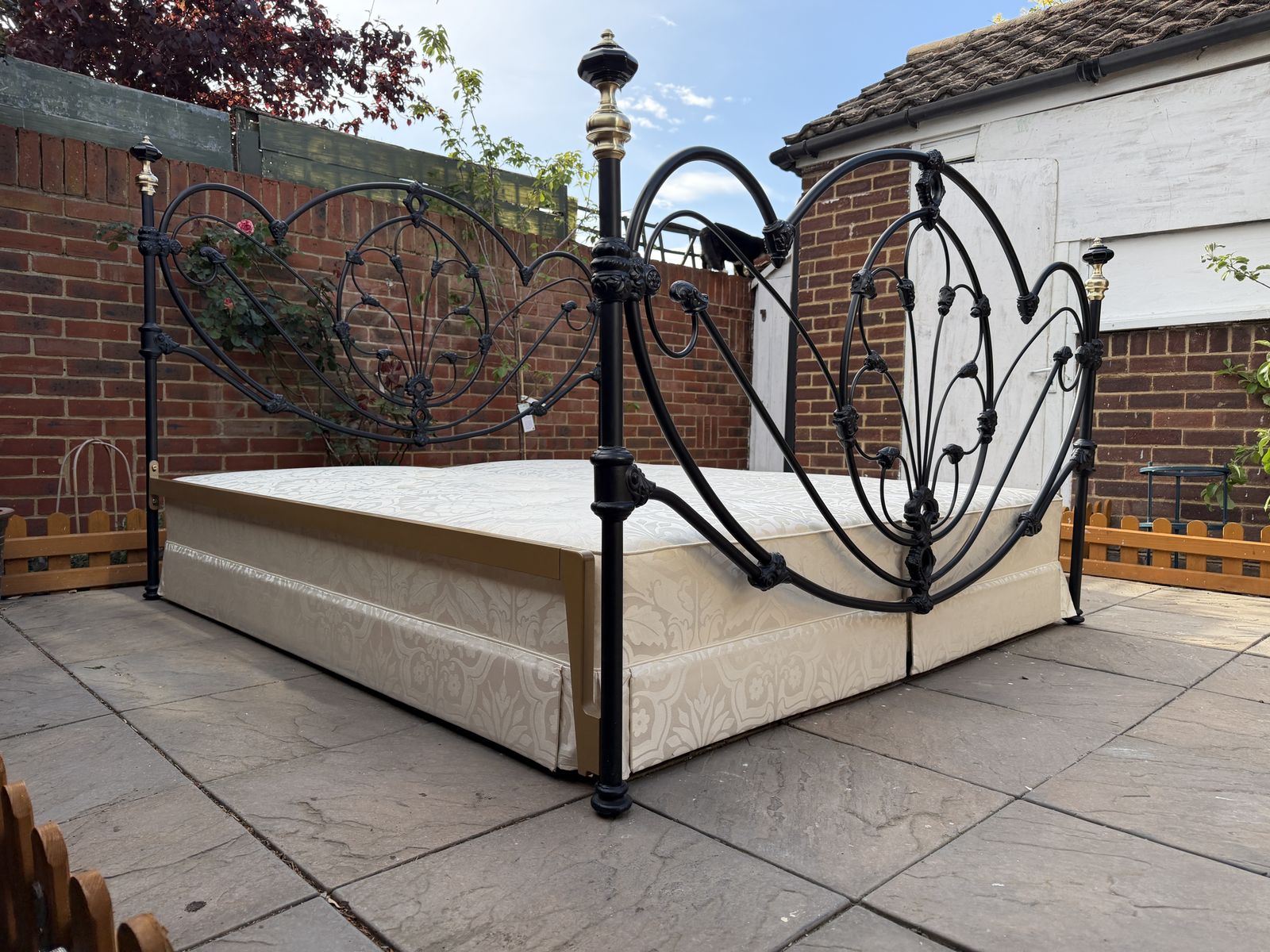 Grand & Luxurious “And So To Bed” Ornate Cast Iron, Brass And Porcelain Super King & Base    Superb Condition photo 1500.0