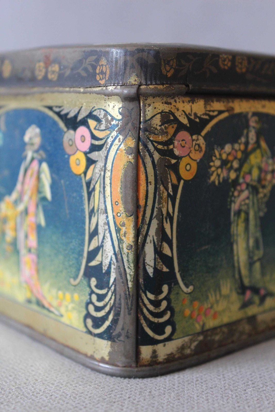 photo vintage Rare Antique 1900s Apple Syrup Tin Wg, Art Nouveau Japanese Aesthectic Fashion Dresses, Tin Metal Box, Belgium French Dutch, Square