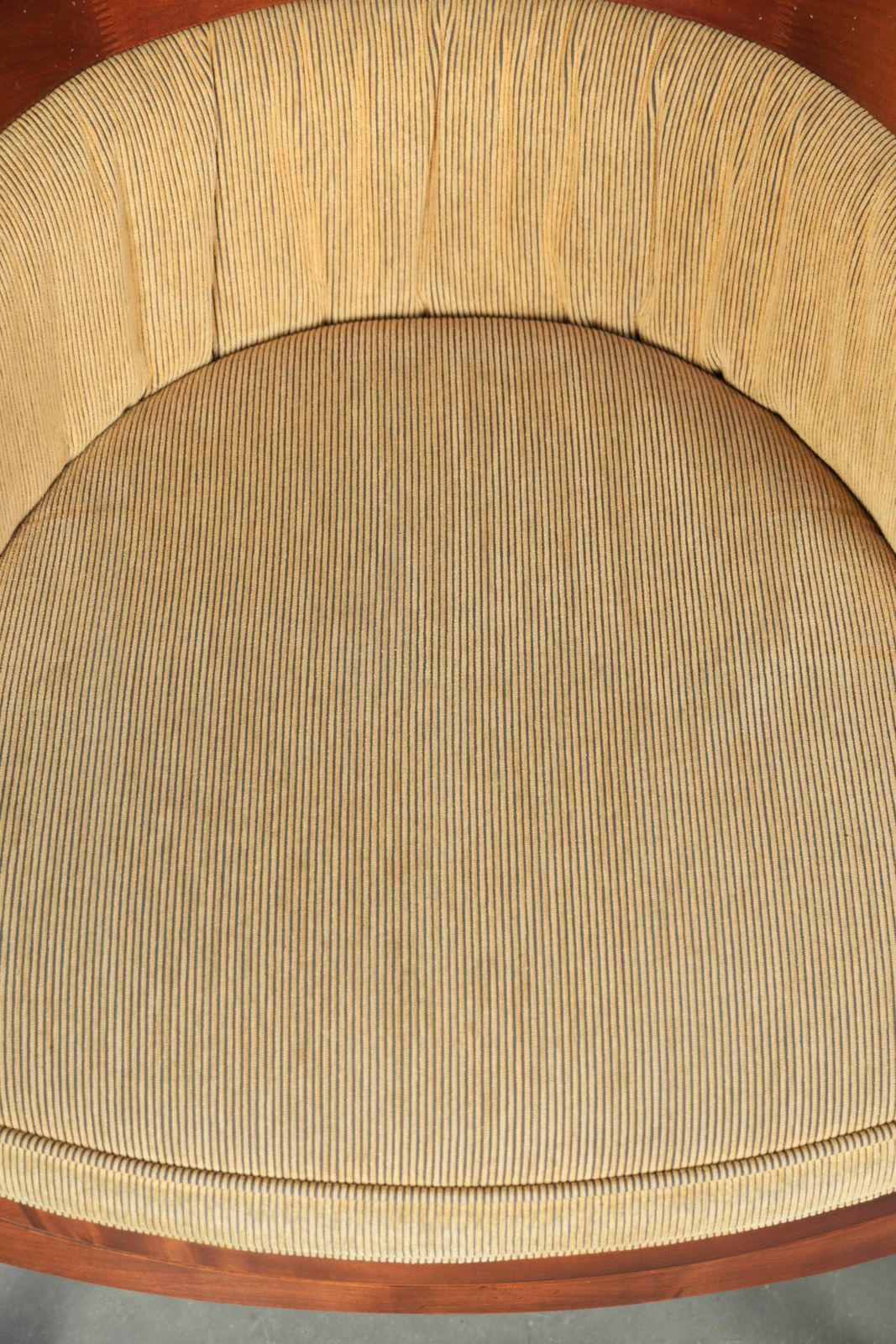 Set Van Twee Schuitema Design Zij /Bureau /Eetkamerstoelen Uit De Shaker Serie, Met Een Houten Frame En Gele Stoffen Bekleding. photo vinterior