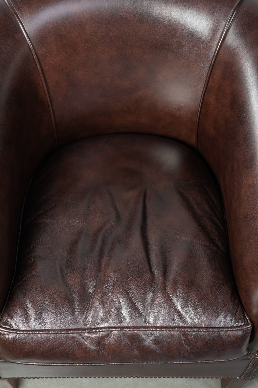 Set Van Twee Donkere Koeienhuid Club Fauteuils In Goede Staat Met Een Tijdloos Engelse Stijl Design photo 1557.0