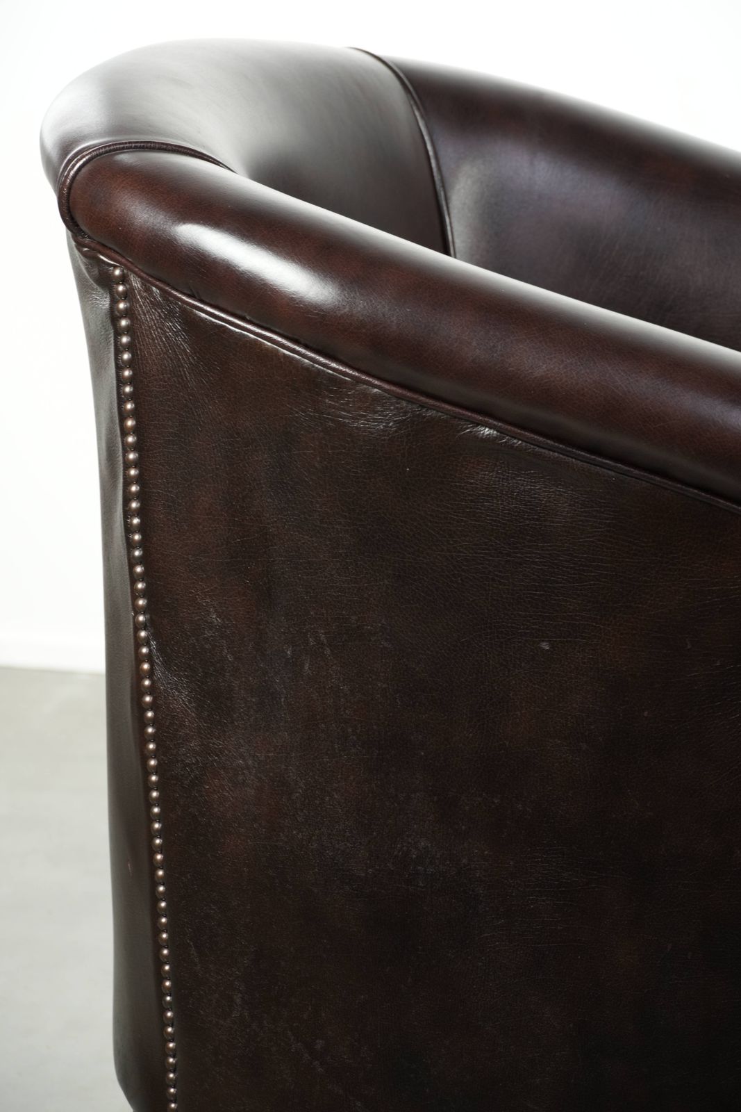 Meubels Set Van Twee Donkere Koeienhuid Club Fauteuils In Goede Staat Met Een Tijdloos Engelse Stijl Design photo