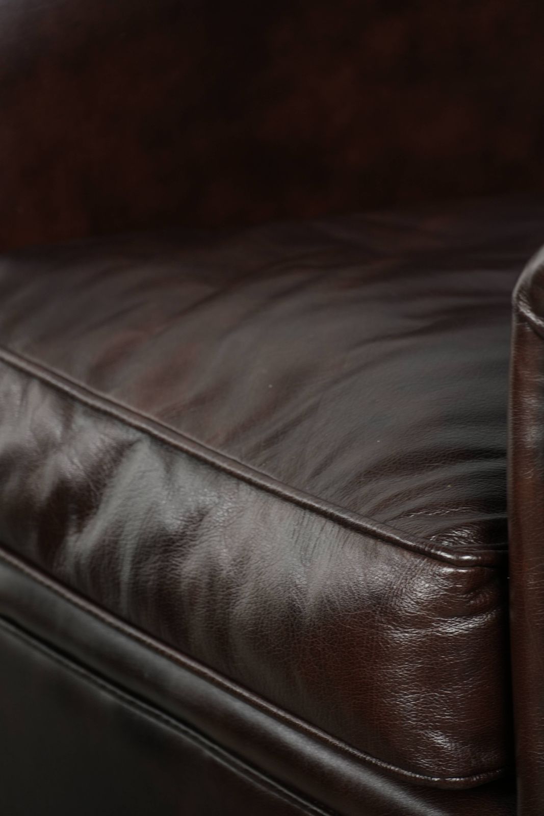 photo buy Set Van Twee Donkere Koeienhuid Club Fauteuils In Goede Staat Met Een Tijdloos Engelse Stijl Design