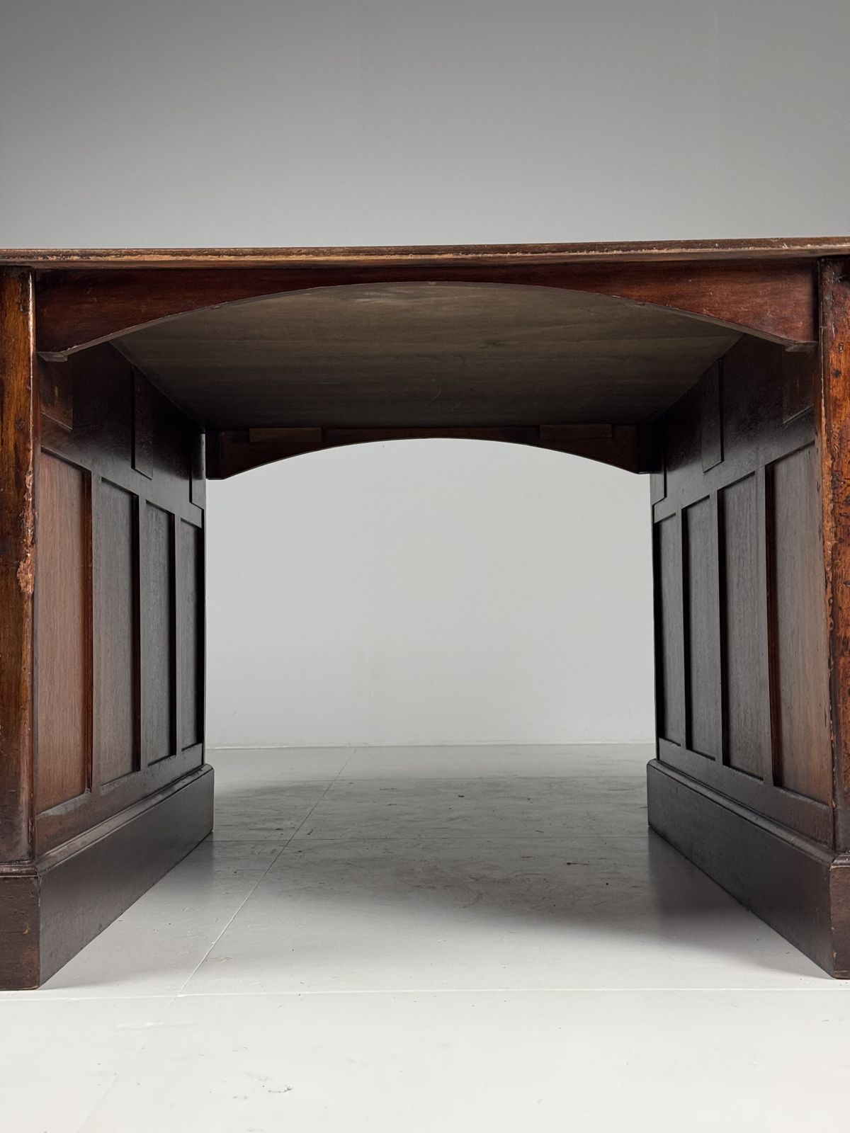 Classic English Desk, Mid 20th Century photo vinterior