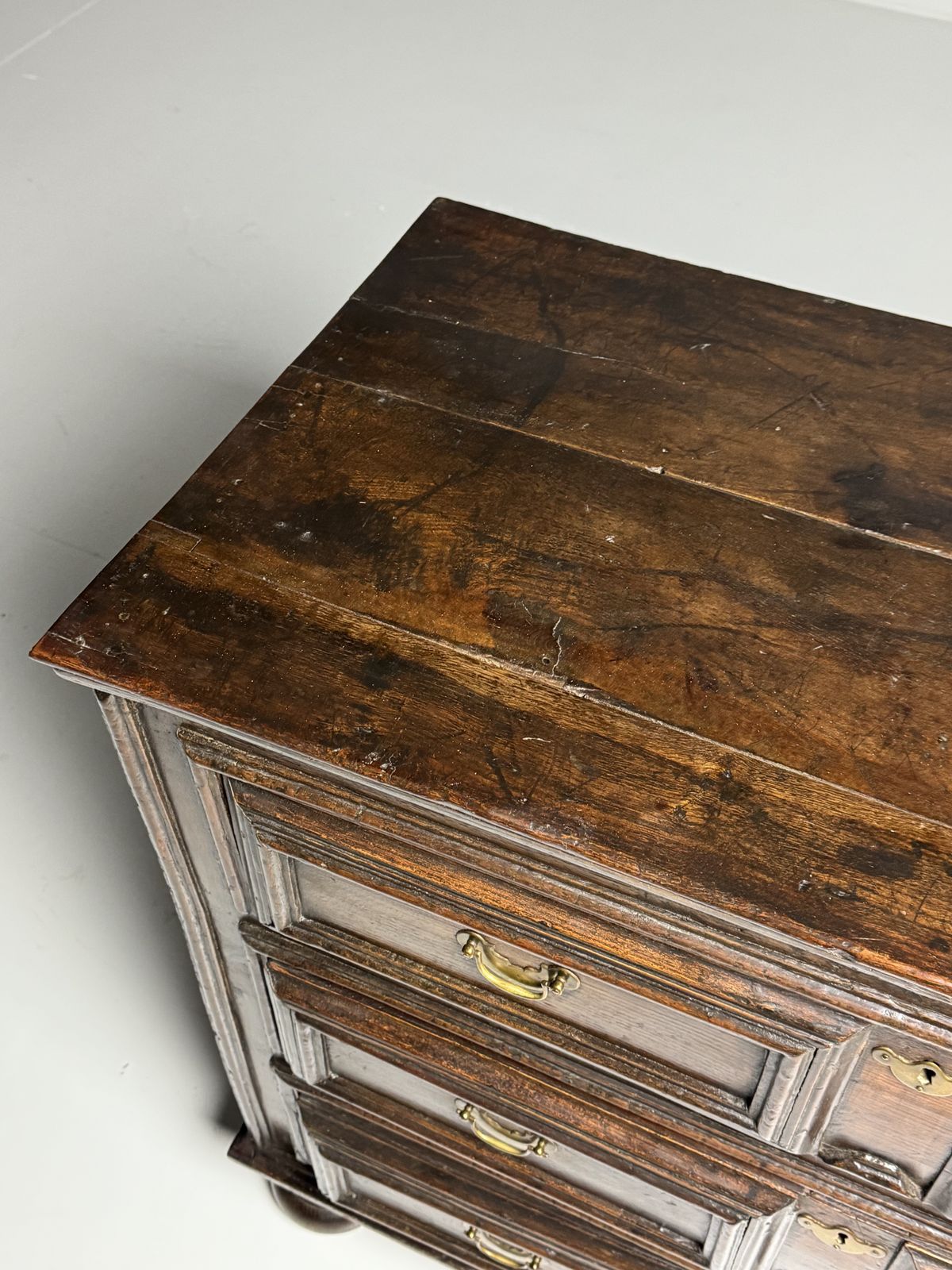photo vinterior English Chest Of Drawers, 17th Century, Oak