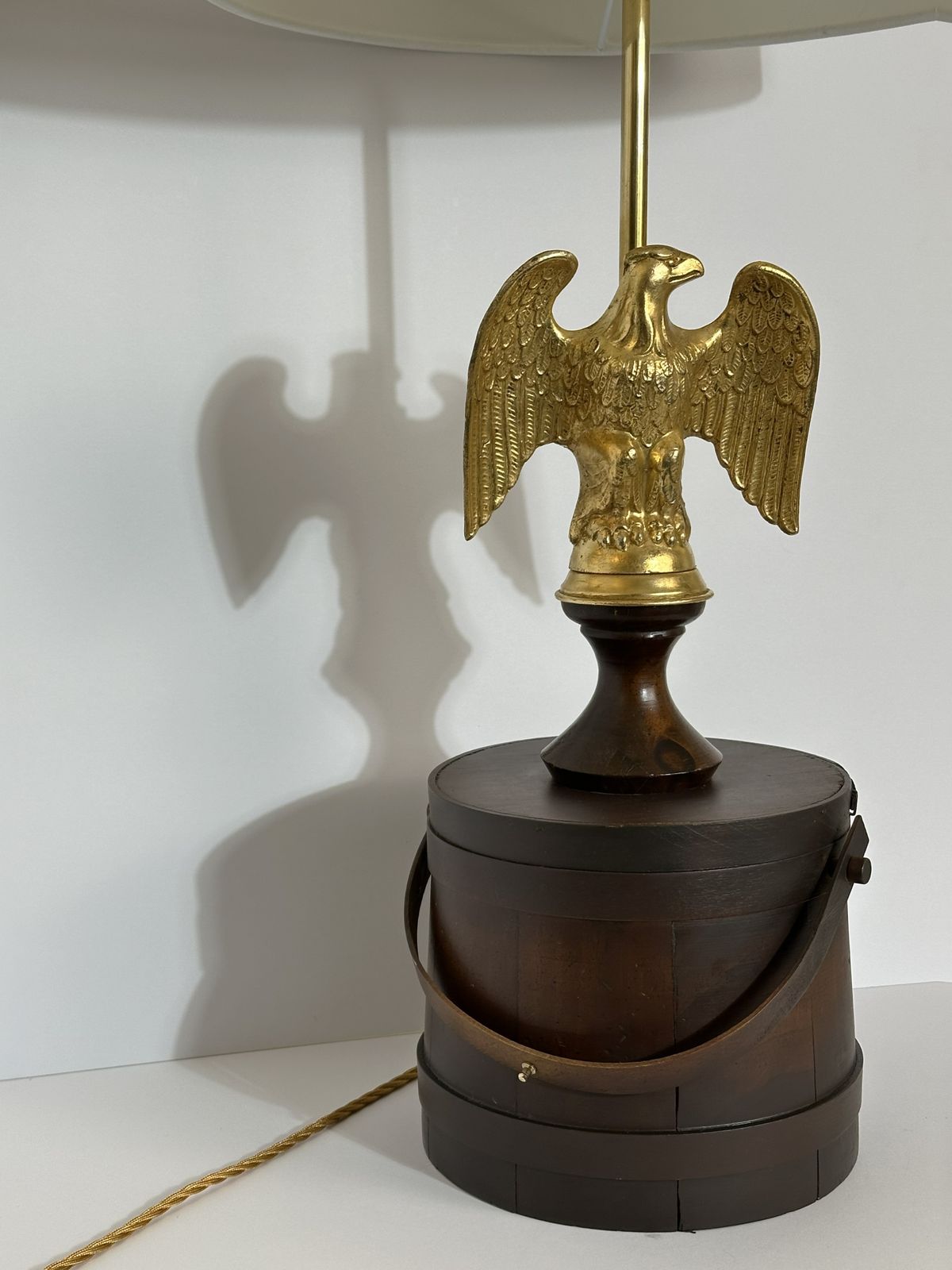 Eagle Table Lamp, Federal Style, Gilt Metal, Wooden Barrel Base, USA 1950s photo vinterior