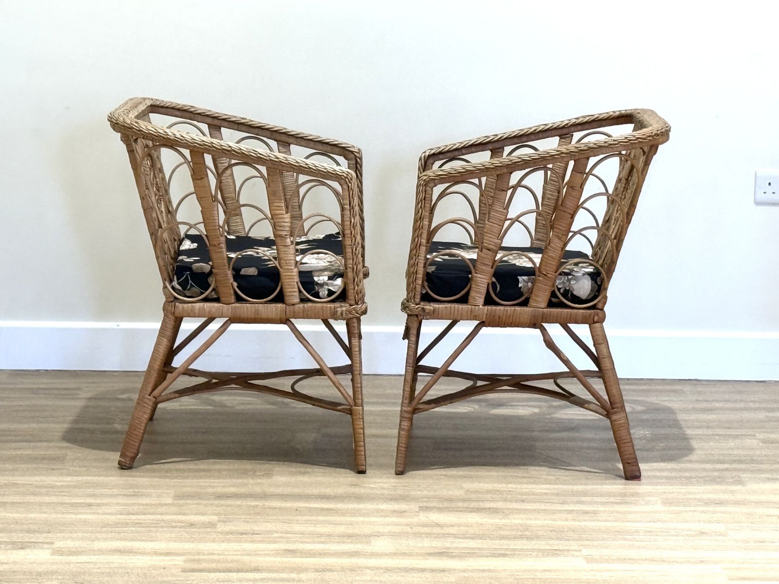 photo vinterior Late 19th–Early 20th Century French Wicker Conservatory Set With Heart Shaped Backs And Glass Top Table