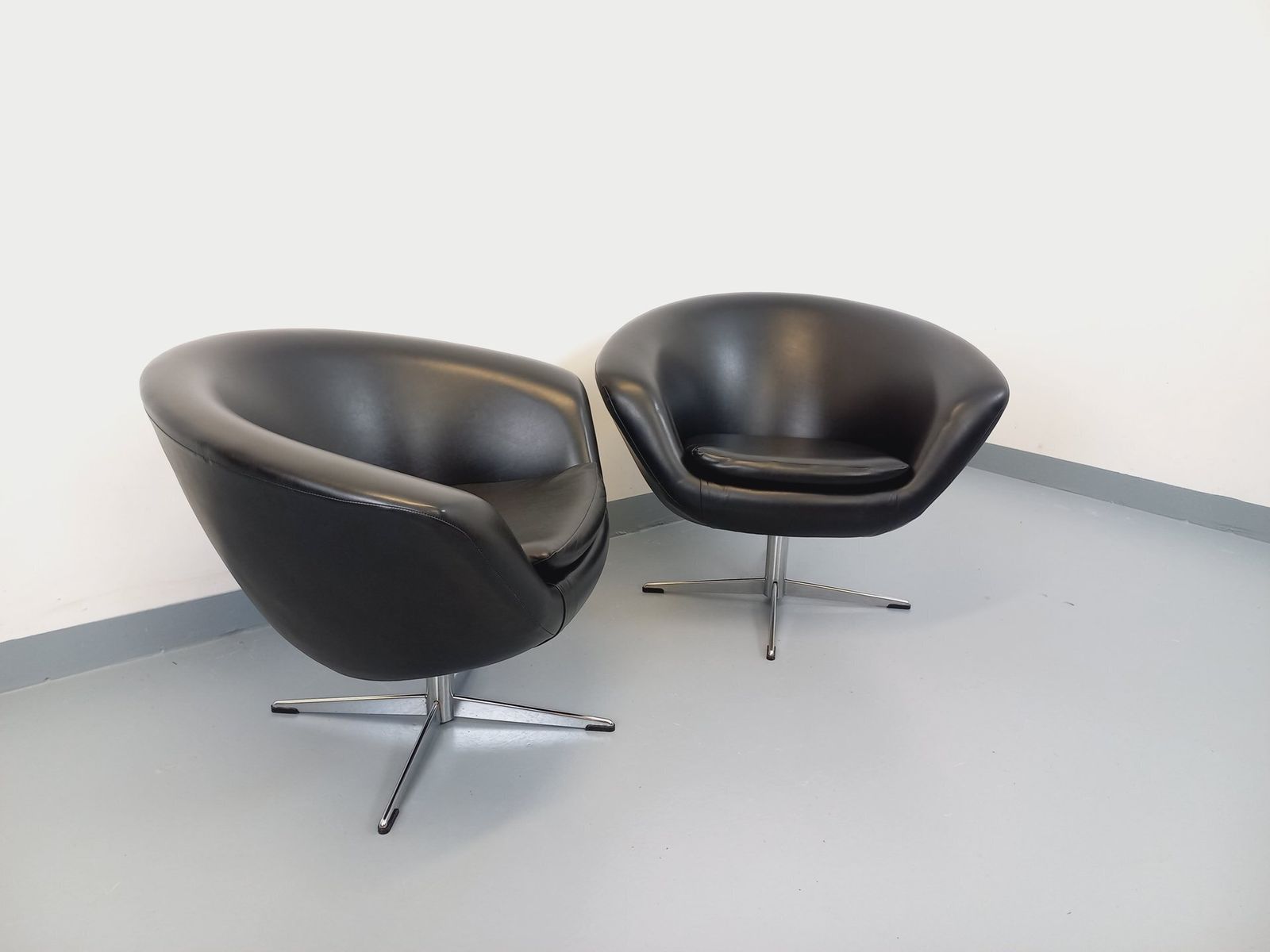 2 Swivel Armchairs In Black Imitation Leather And Chrome photo buy