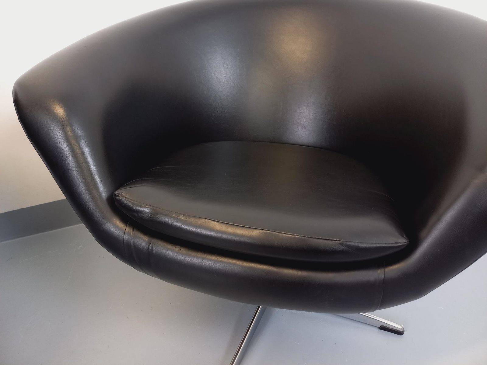 Furniture 2 Swivel Armchairs In Black Imitation Leather And Chrome photo