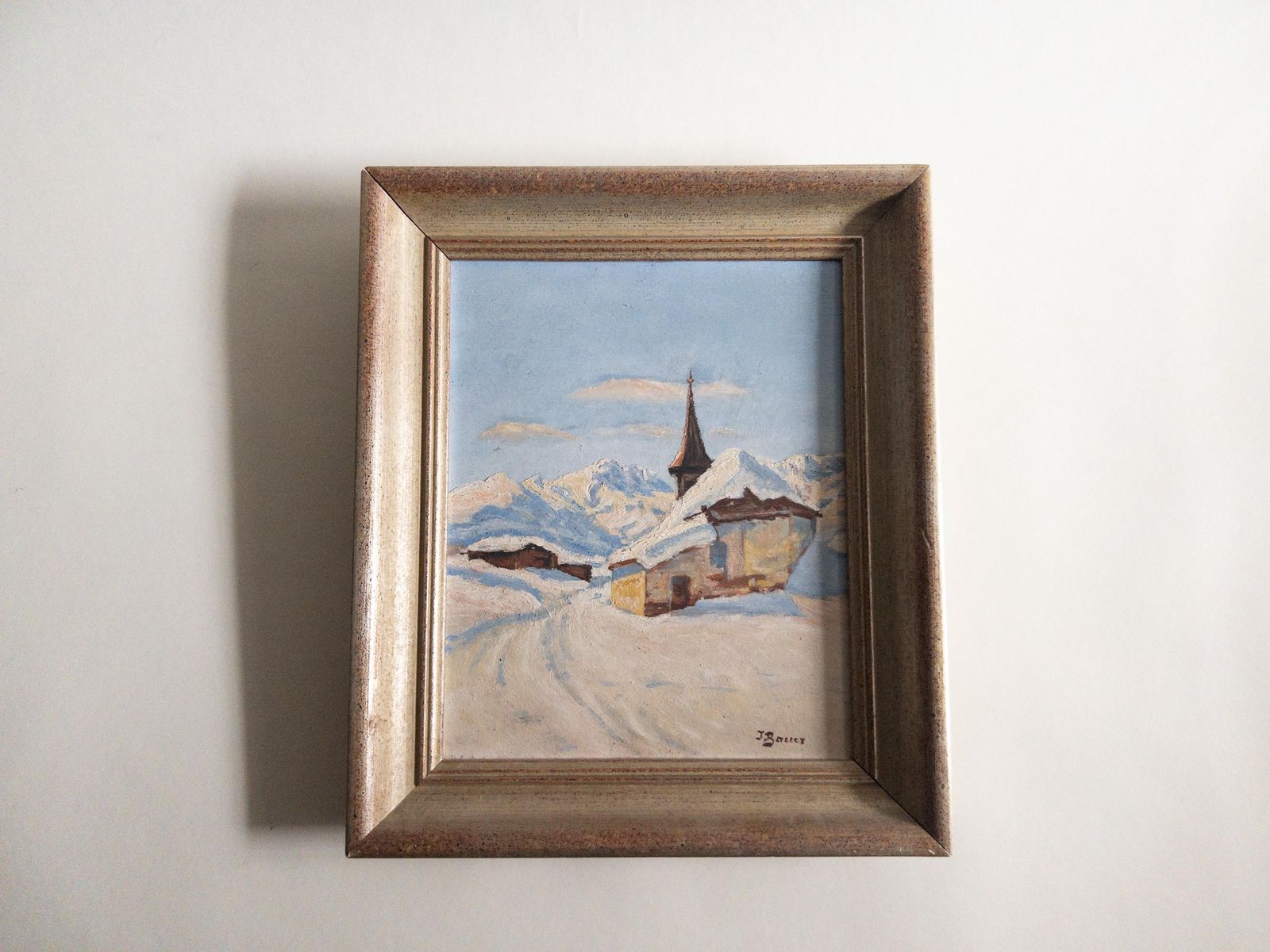 Peinture alpine mid-century représentant une chapelle de montagne enneigée, par J. Bauer photo furniture