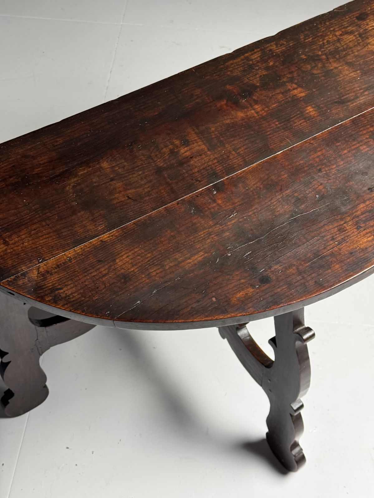photo vintage Set Of 2 Italian Demi Lune Tables