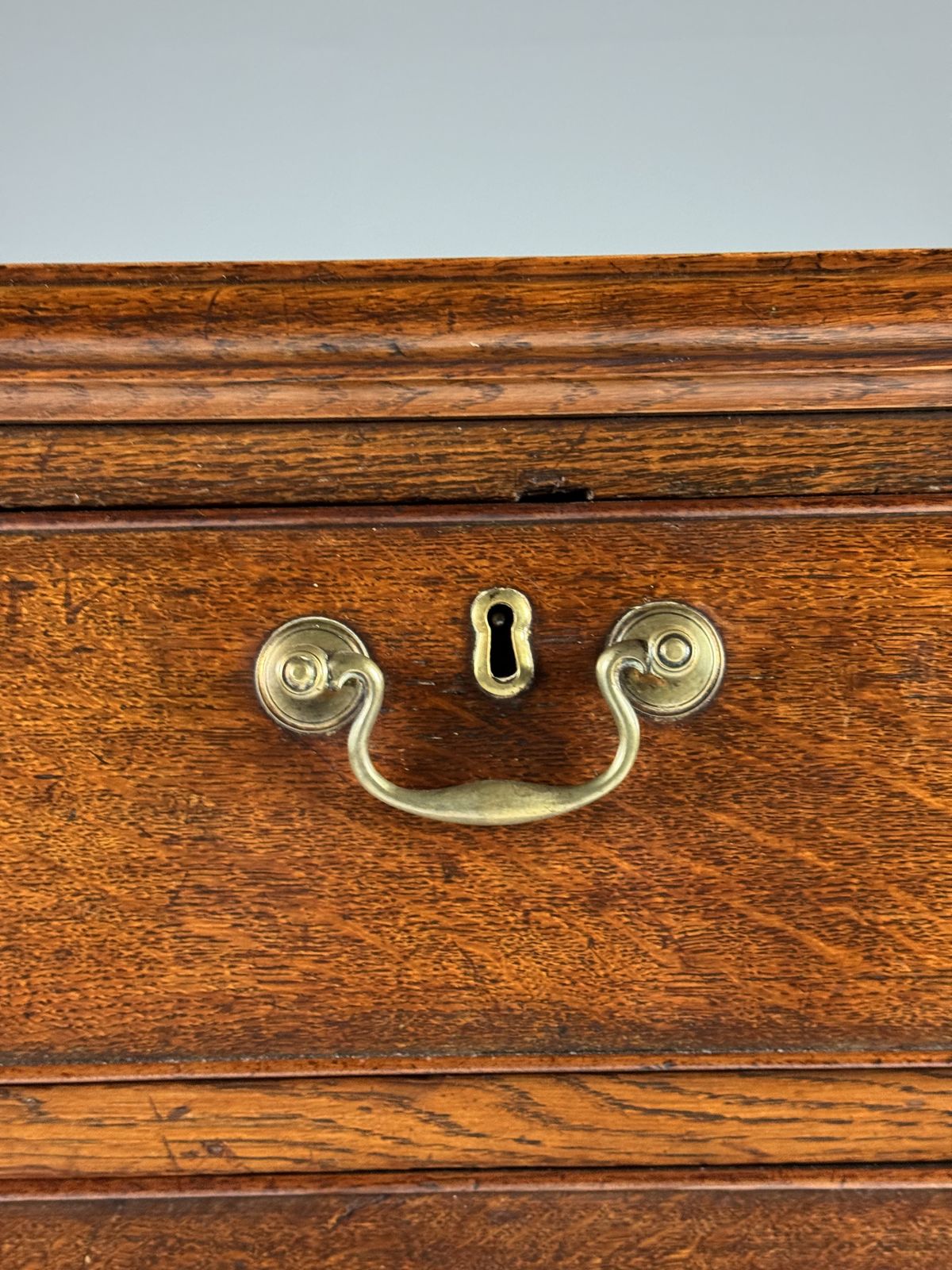 photo vinterior English Chest Of Drawers, Early 19th Century