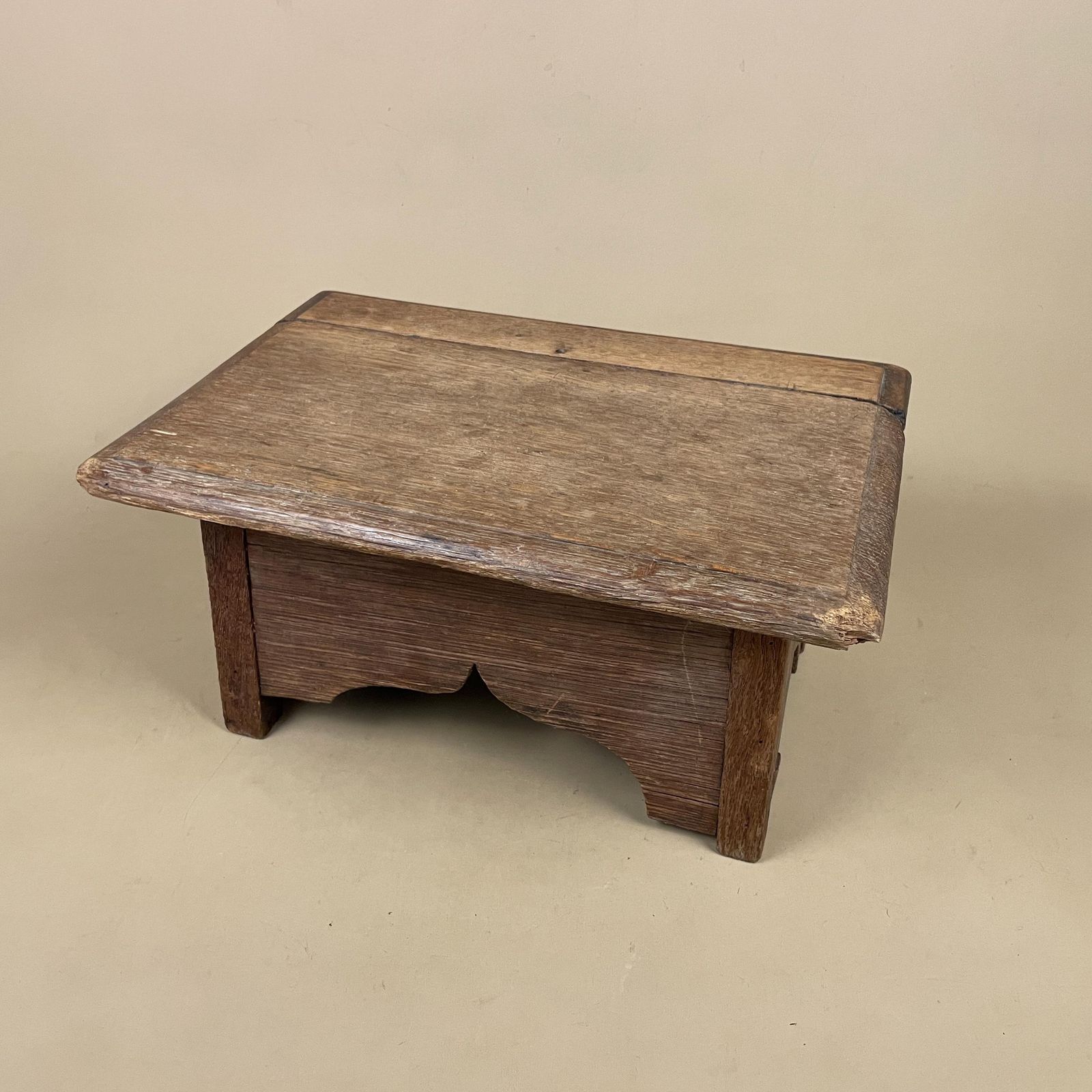Antique Wooden Stool Step Low Table Plant Stand Rustic Vintage Small Cottage Farmhouse Decor Display Stand photo furniture