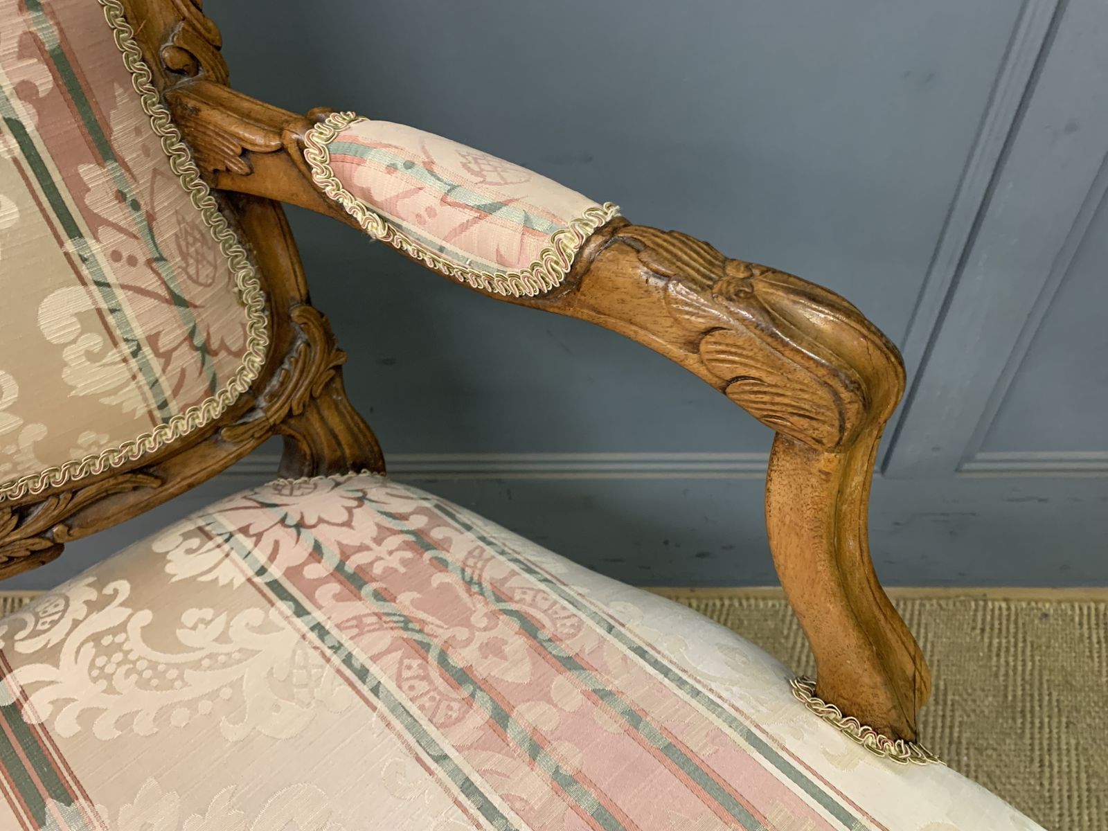 photo vinterior Pair Of French Carved Walnut Armchairs