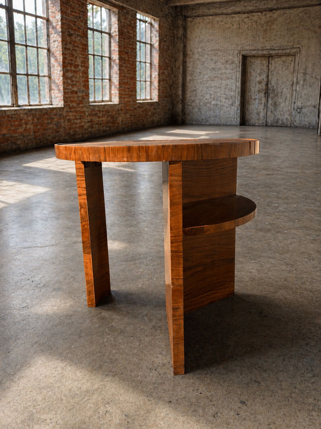 photo furniture Art Deco Ronde Bijzettafel Met Plank – Vintage Houten Occasionaltafel / Nachttafel