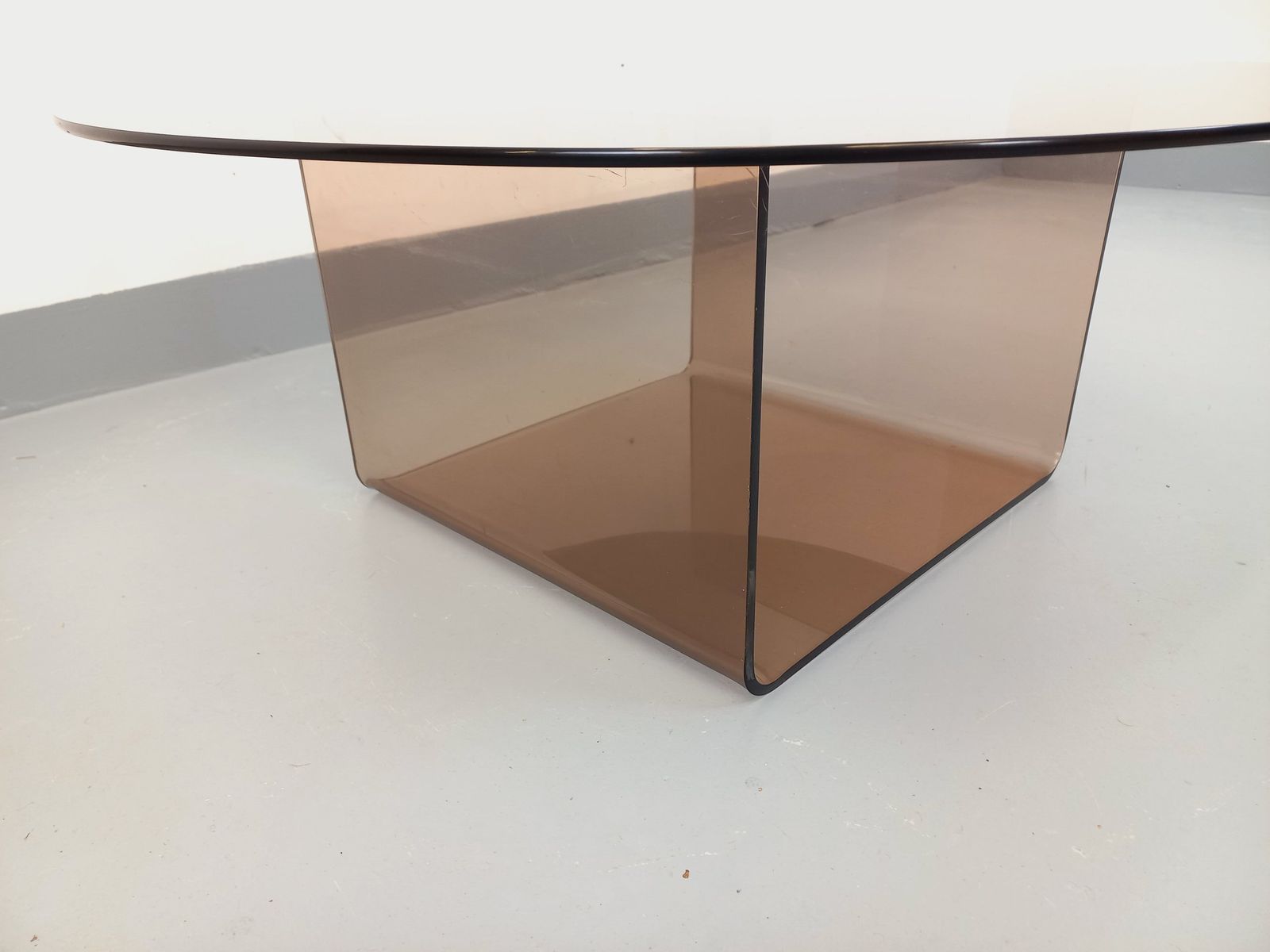 photo furniture Round Space Age Coffee Table In Smoked Glass And Plexiglass