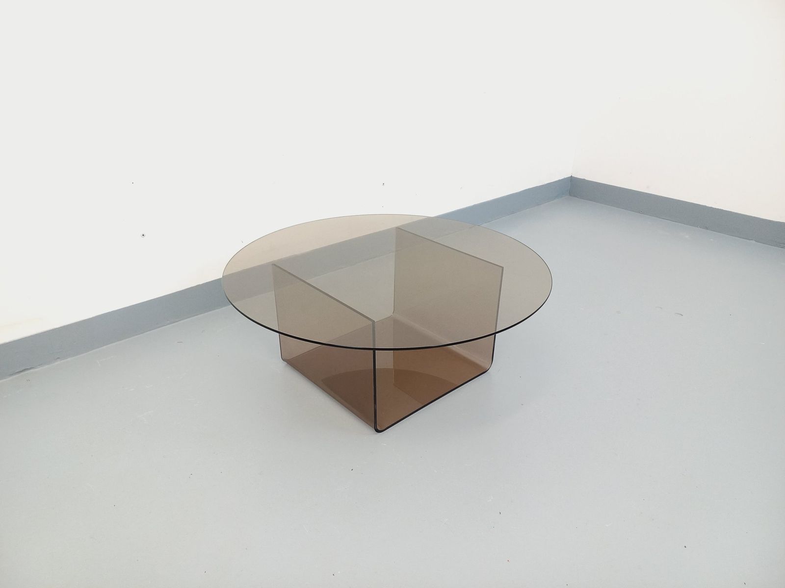 photo vinterior Round Space Age Coffee Table In Smoked Glass And Plexiglass