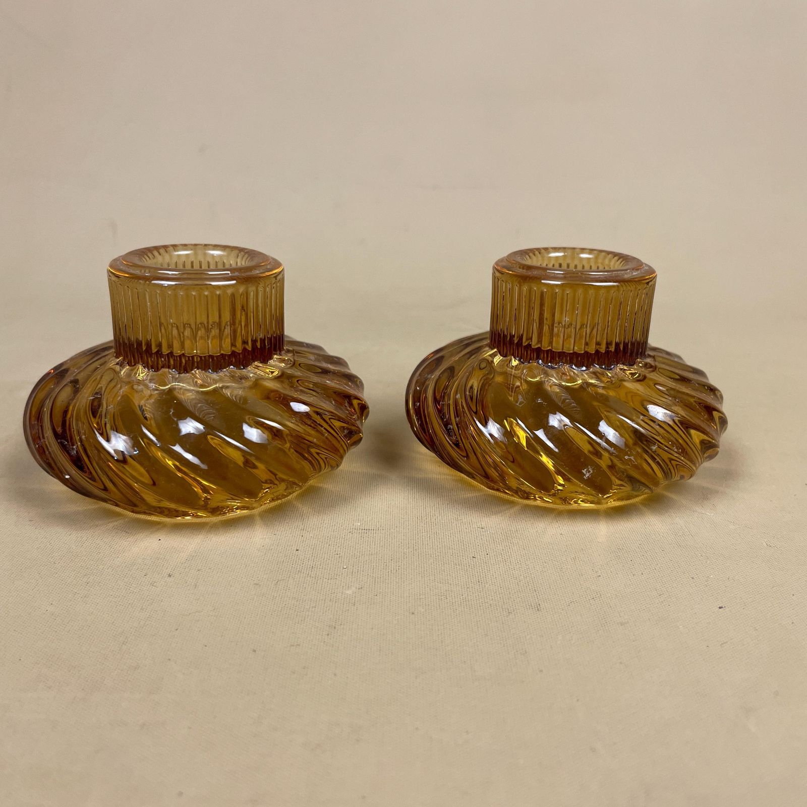 Vintage Pair Of Matching Amber Glass Candlestick Candle Stick Holder Lights Vintage Taper Dinner Candlesticks Round Base Tea Light Holders