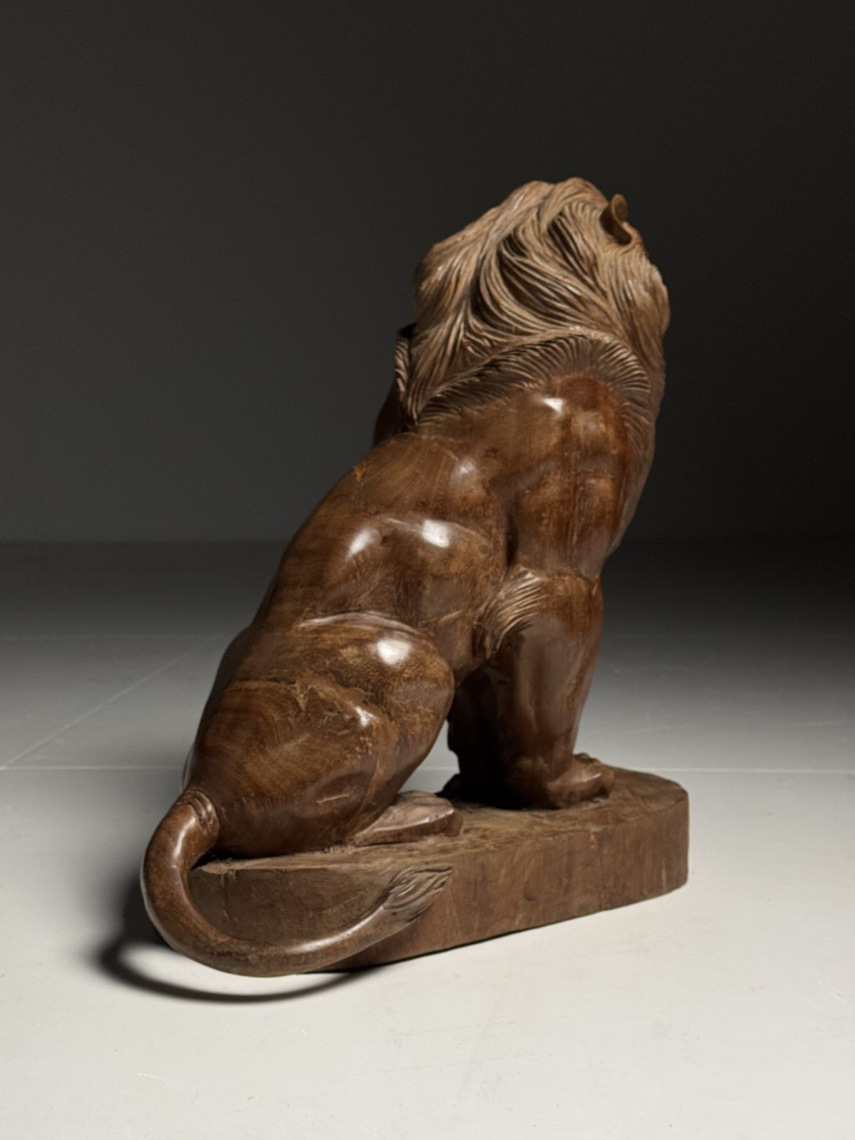 photo vintage Woodcarving Statue Lion Asian, Late 20th Century