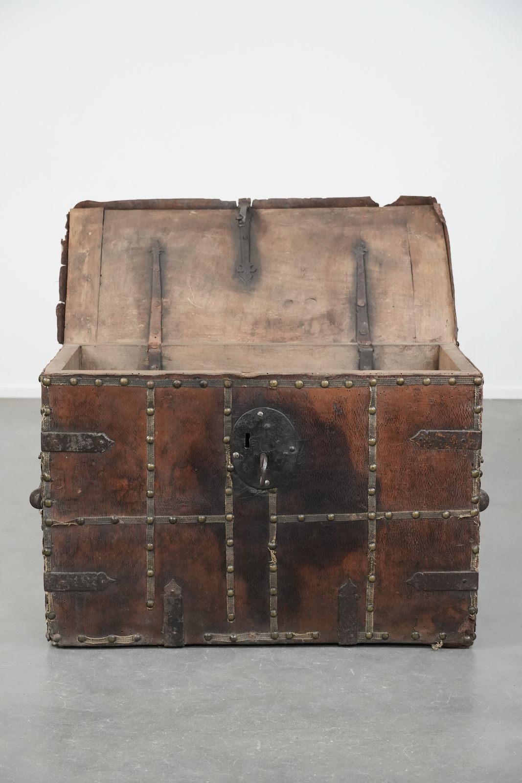 Antieke Met Leer Beklede Kist/Kluis Met Sleutel En Uitstekende Patina Uit De 17e Eeuw photo Meubels